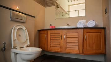 Ducha, bidet, toallas