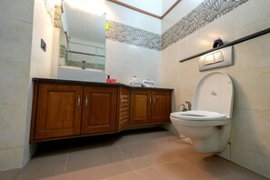 Shower, slippers, bidet, towels - Akkandi Veedu Fairy Falls by XACRO (Kodaikanal)