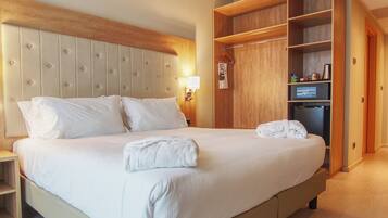 Copriletto in piuma, minibar, una cassaforte in camera, una scrivania