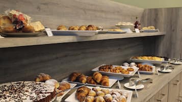 Colazione a buffet, servita tutte le mattine (13 EUR a persona)