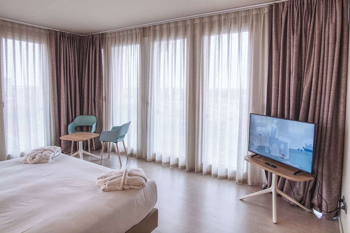 Donzen dekbedden, een minibar, een kluis op de kamer, een bureau