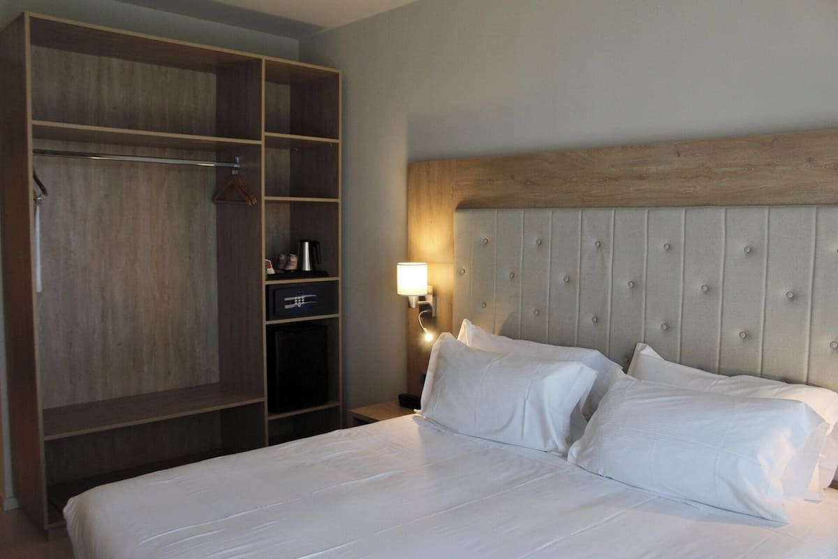 Klassieke tweepersoonskamer, voor 1 persoon | Donzen dekbedden, een minibar, een kluis op de kamer, een bureau