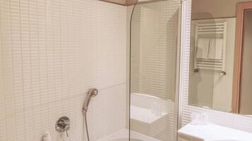 Kostenlose Toilettenartikel, Haartrockner, Bidet, Handtücher
