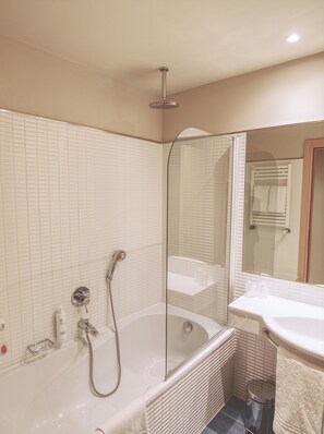 Toalettartikler (inkludert), hårføner, bidé og håndklær