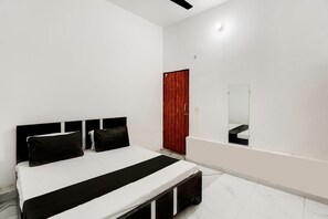 Classic Room | Desk, free WiFi - OYO Meenaachi Inn (Chennai)