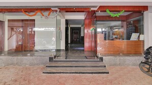 Property entrance - OYO Meenaachi Inn (Chennai)