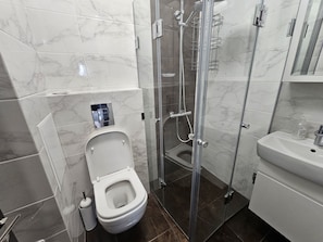 Douche, sĂšche-cheveux, serviettes fournies, savon