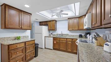 Kjøleskap, mikrobølgeovn, ovn og kokeplater