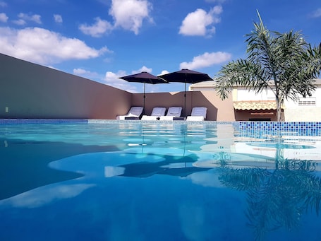 Una piscina al aire libre