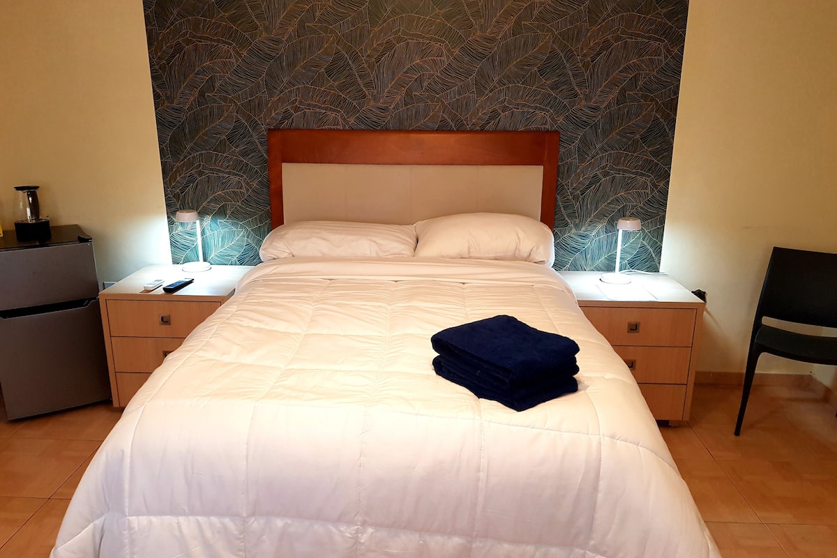 Comfort Room, Courtyard View | Egyptian cotton sheets, premium bedding, desk, laptop workspace