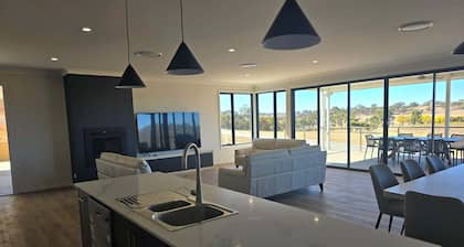 Neagles Retreat Villa 8-1 bedroom plus a sofa bed