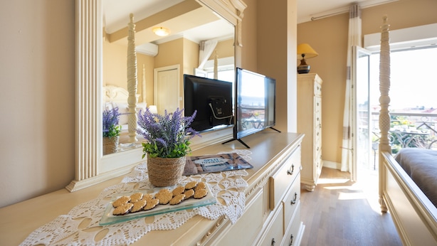 A bedroom with a large mirror, a television, a potted plant, and a bed. - Villa Vinovo 3 En-suite Bedroom Apartment (Kastela)