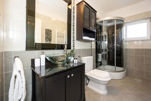 Apartment | Badezimmer | Dusche, Komfortbadewanne, Haartrockner, Handtücher