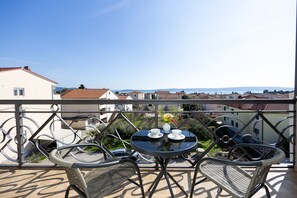 Outdoor dining - Villa Vinovo 3 En-suite Bedroom Apartment (Kastela)