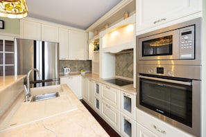 Apartment | Private kitchen | Fridge, oven, stovetop, dishwasher - Villa Vinovo 3 En-suite Bedroom Apartment (Kastela)