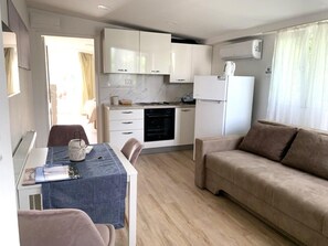 Apartment | Eigene Küche | Kühlschrank, Ofen, Herdplatte, Wasserkocher