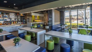 Petit déjeuner continental (8.45 EUR par personne)