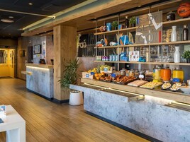 Uma área de recepção com balcão exibindo diversos alimentos e decoração em madeira.