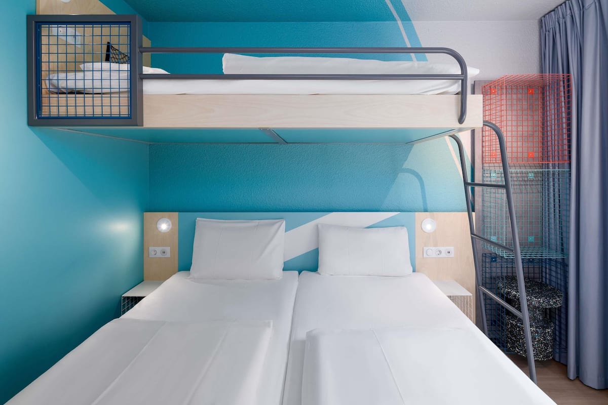 Tremannsrom, privat bad | Allergitestet sengetøy, skrivebord og skrivebord for bærbar PC