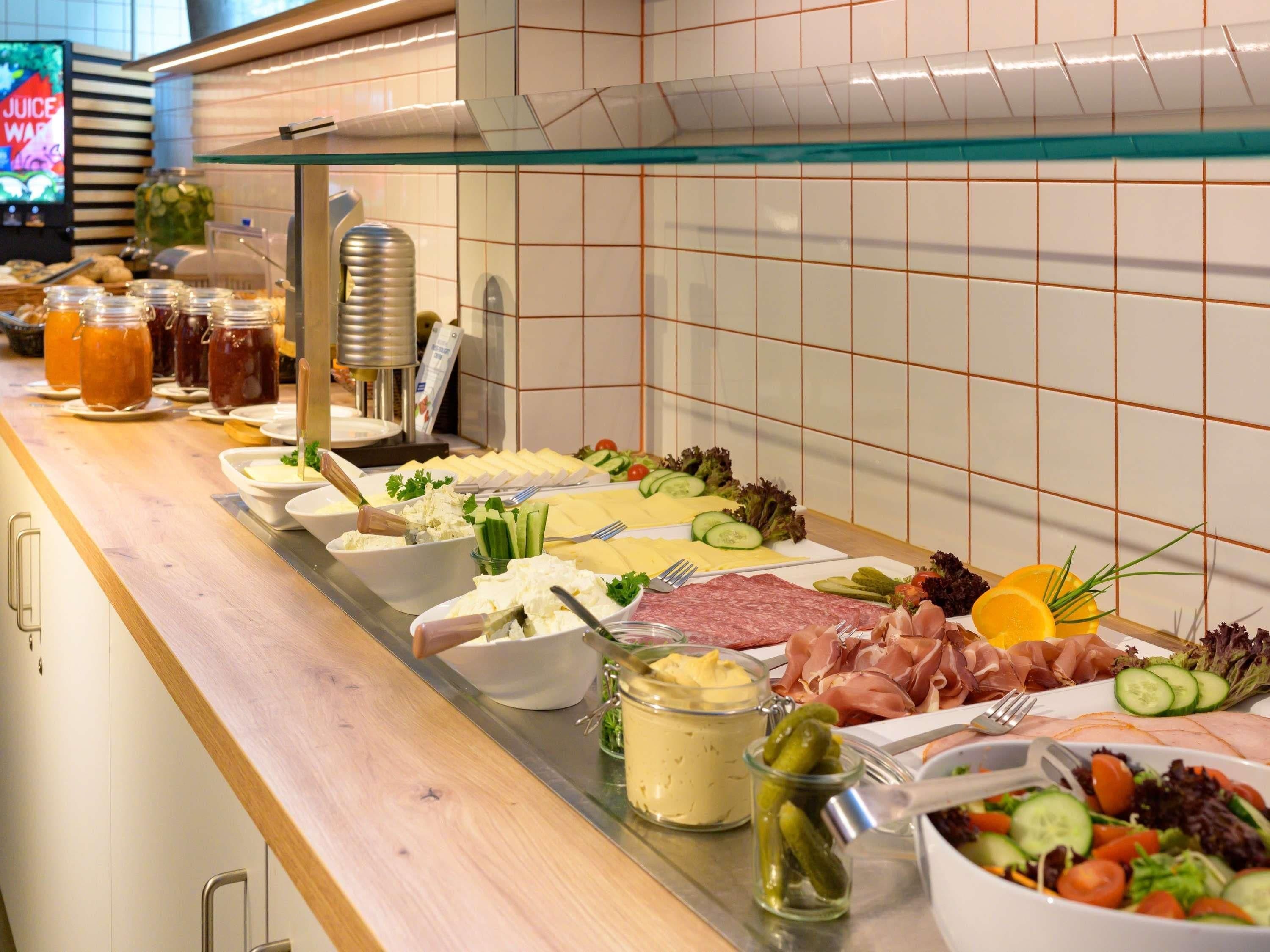 Ein reichhaltiges Buffet mit Käse, Fleisch und Salaten.