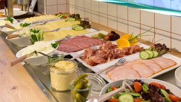 Desayuno buffet los fines de semana (EUR 13.5 por persona)