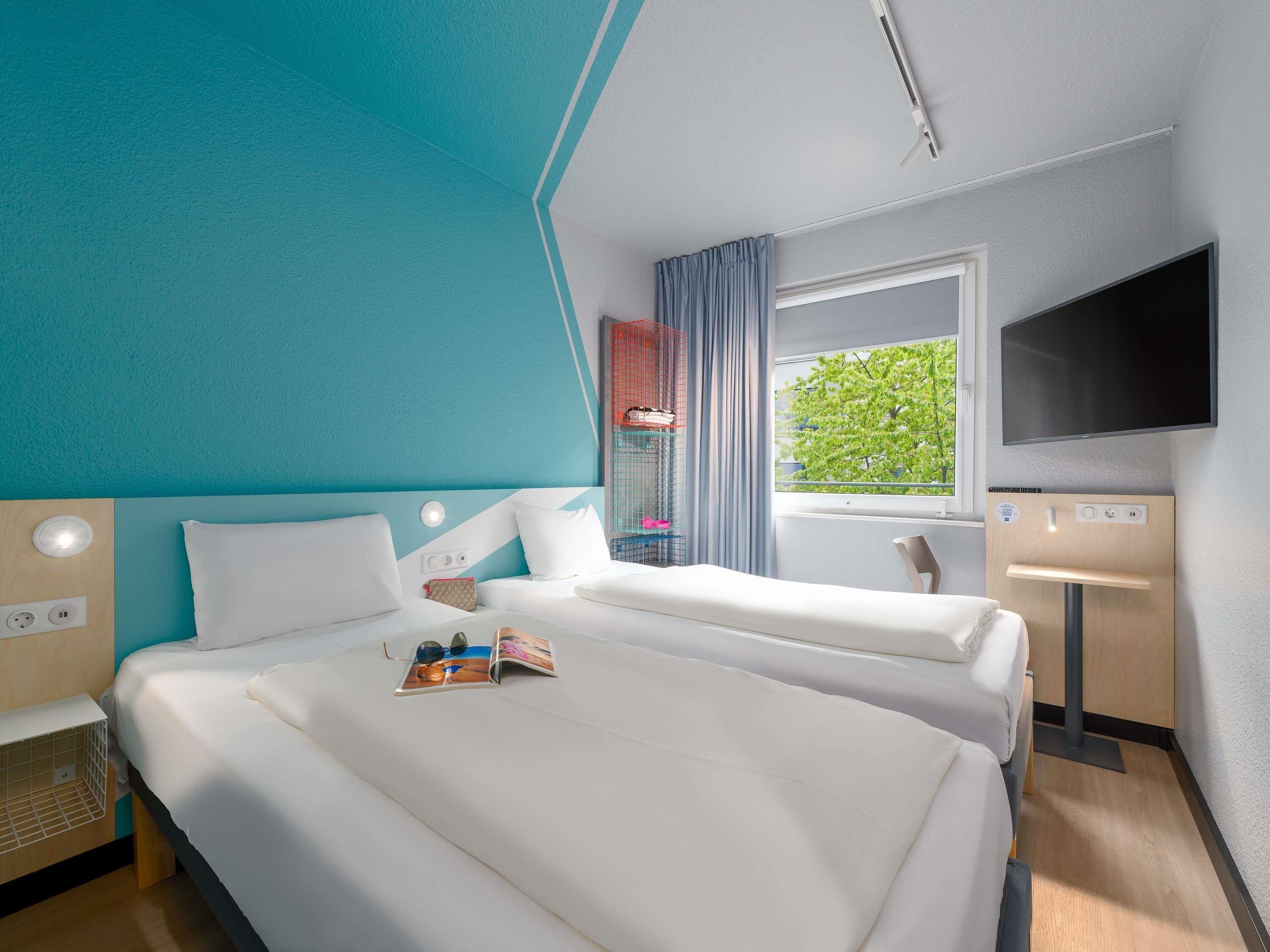 Habitación con 2 camas individuales, baño privado | Ropa de cama hipoalergénica y escritorio 