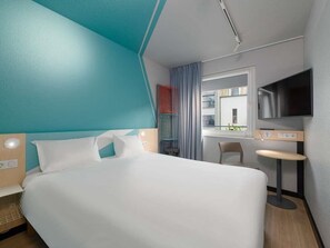 Small Double Room, Private Bathroom (Clever Layout) | Hypo-allergenic bedding, desk, laptop workspace, free WiFi
