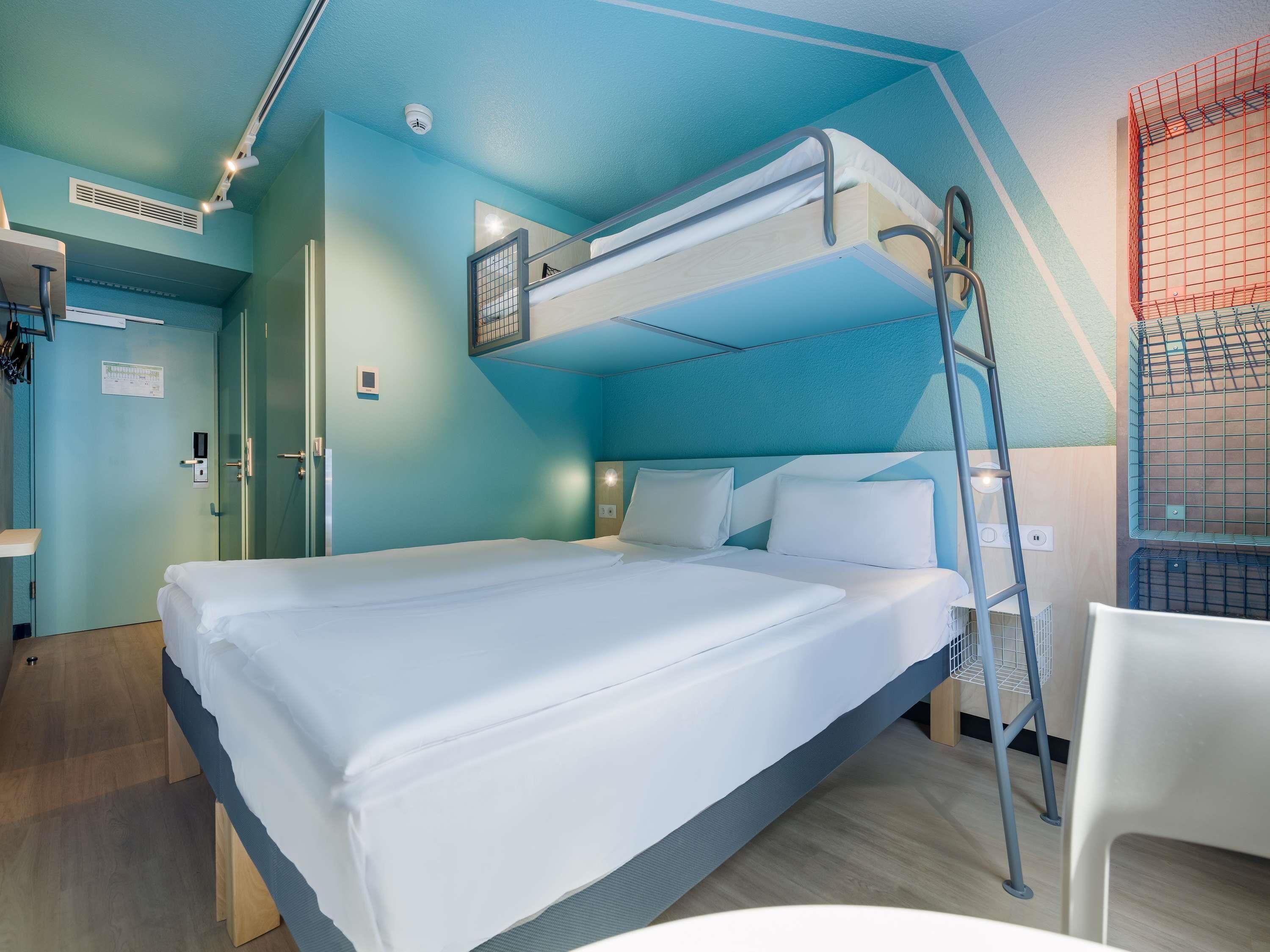 Dreibettzimmer, eigenes Bad | Allergikerbettwaren, Schreibtisch, laptopgeeigneter Arbeitsplatz