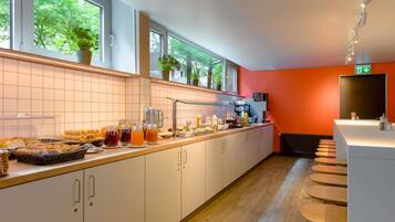 Colazione a buffet, servita nel weekend (13.5 EUR a persona)