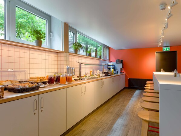 Desayuno buffet los fines de semana (EUR 13.5 por persona) 