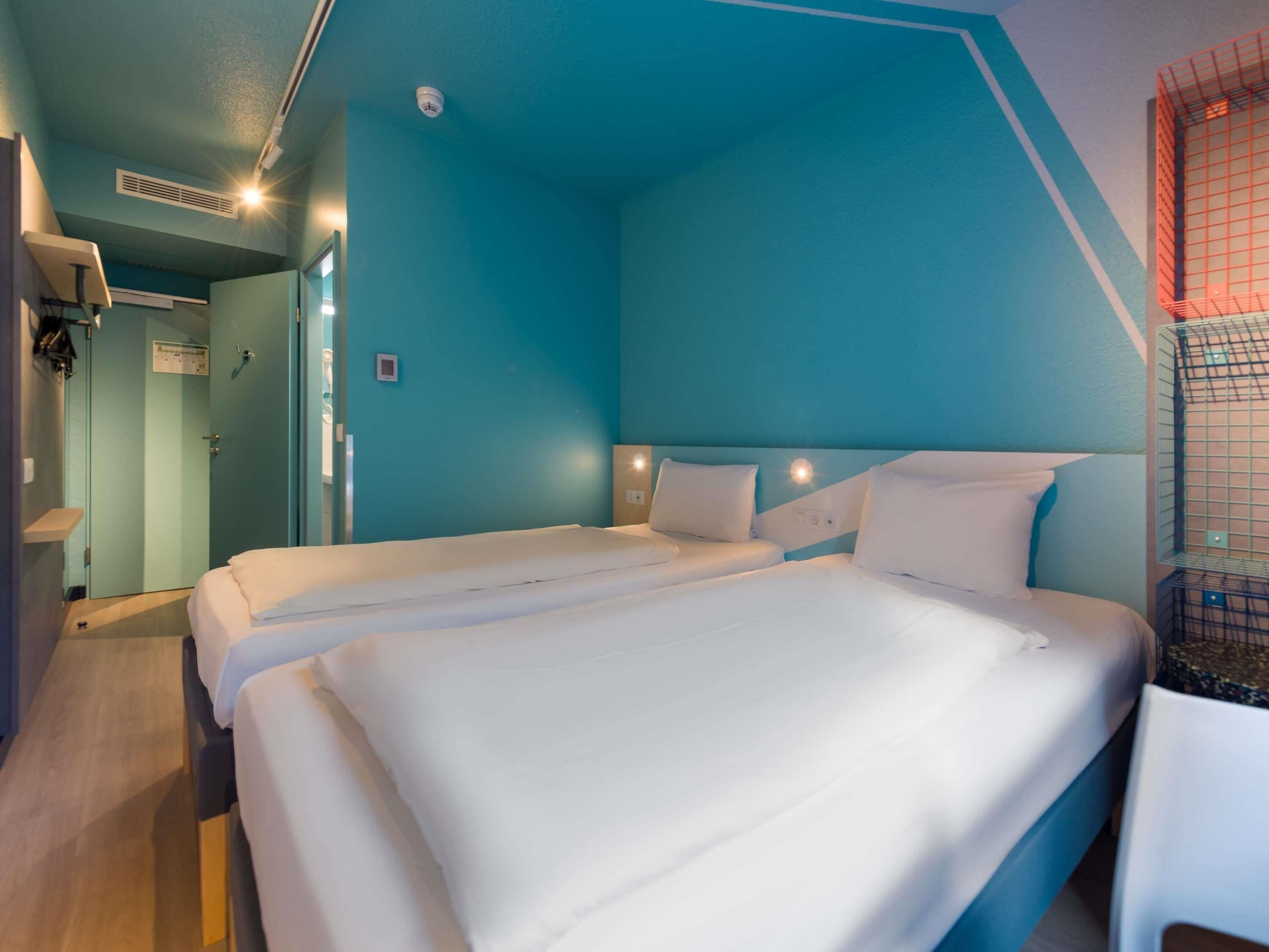 Small Twin Room, Private Bathroom (Clever Layout) | Hypo-allergenic bedding, desk, laptop workspace, free WiFi