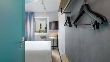 Zimmer, 1 Doppelbett, eigenes Bad | Allergikerbettwaren, Schreibtisch, laptopgeeigneter Arbeitsplatz