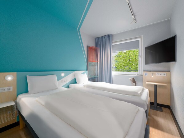 Habitación con 2 camas individuales, baño privado | Ropa de cama hipoalergénica y escritorio 