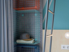 ملاءات للفراش لا تسبب الحساسية ومكتب ومساحة عمل للكمبيوتر المحمول