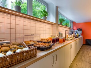 Café da manhã com buffet nos fins de semana (EUR 13.5 por pessoa) 