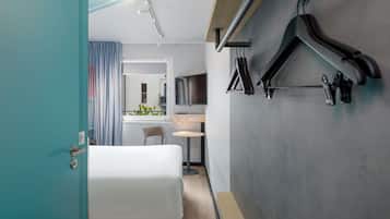 Camera, 1 letto matrimoniale, bagno privato | Biancheria da letto ipoallergenica, una scrivania, postazione laptop