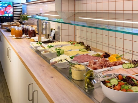 Buffet breakfast for a fee on weekends. Ibis Budget Hamburg St Pauli Messe