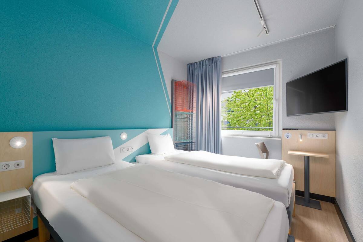 Habitación con 2 camas individuales, baño privado | Ropa de cama hipoalergénica y escritorio