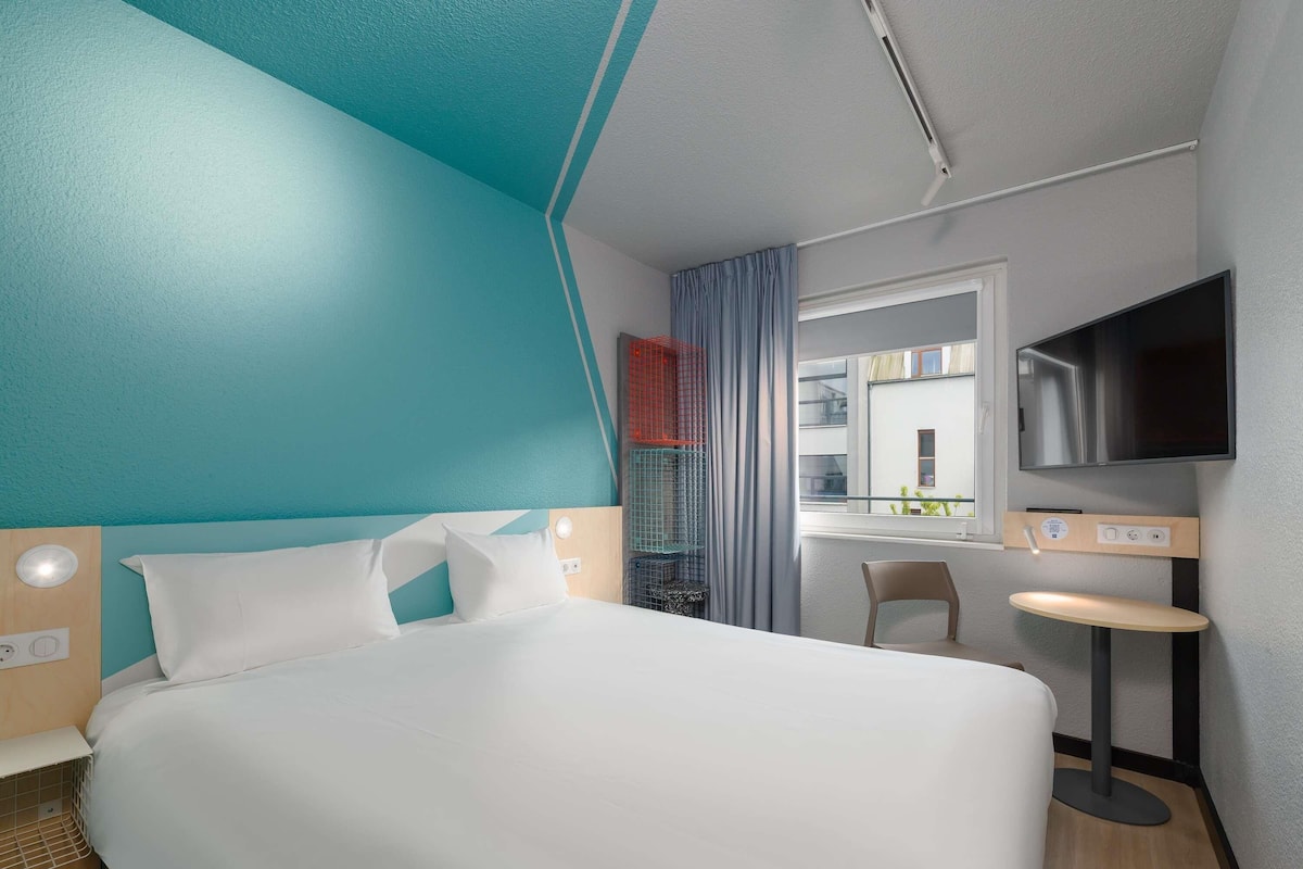 Small Double Room, Private Bathroom (Clever Layout) | Hypo-allergenic bedding, desk, laptop workspace, free WiFi