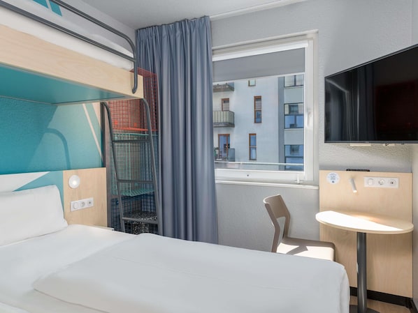 Small Triple Room, Private Bathroom (Clever Layout) | Hypo-allergenic bedding, desk, laptop workspace, free WiFi - Ibis Budget Hamburg St Pauli Messe (Hamburg)