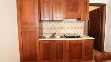 Kühlschrank, Ofen, Herdplatte, Kochgeschirr/Geschirr/Besteck