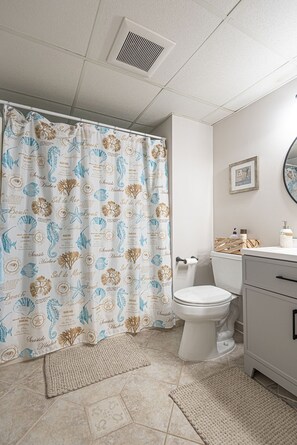 Towels - Modern, Colorful 2 Bedroom Condo with Free WiFi, an Outdoor Pool, and Gorgeous Suede Furniture Overlooking the Breathtaking Marshes and Bay a Block and a Half to Beach! (Ocean City)