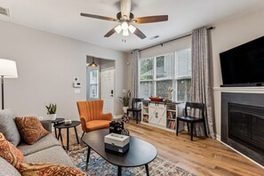 TV connectée, cheminée, espaces bureaux