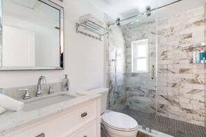 Shower, eco-friendly toiletries, hair dryer, towels - Delray Oasis: Pool, Gazebo & Beach Access (Delray Beach)