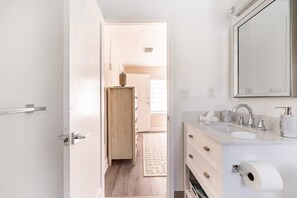 Een douche, milieuvriendelijke toiletartikelen, een haardroger