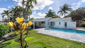 Een buitenzwembad, een verwarmd zwembad