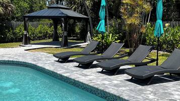 Een buitenzwembad, een verwarmd zwembad