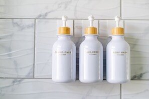 Een douche, milieuvriendelijke toiletartikelen, een haardroger