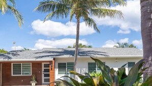 A modern house with a driveway, palm trees, and a well-maintained garden. - Delray Oasis: Pool, Gazebo & Beach Access (Delray Beach)
