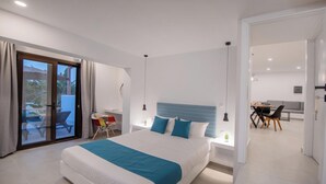 Een moderne slaapkamer met een groot bed, een bureau en uitzicht.